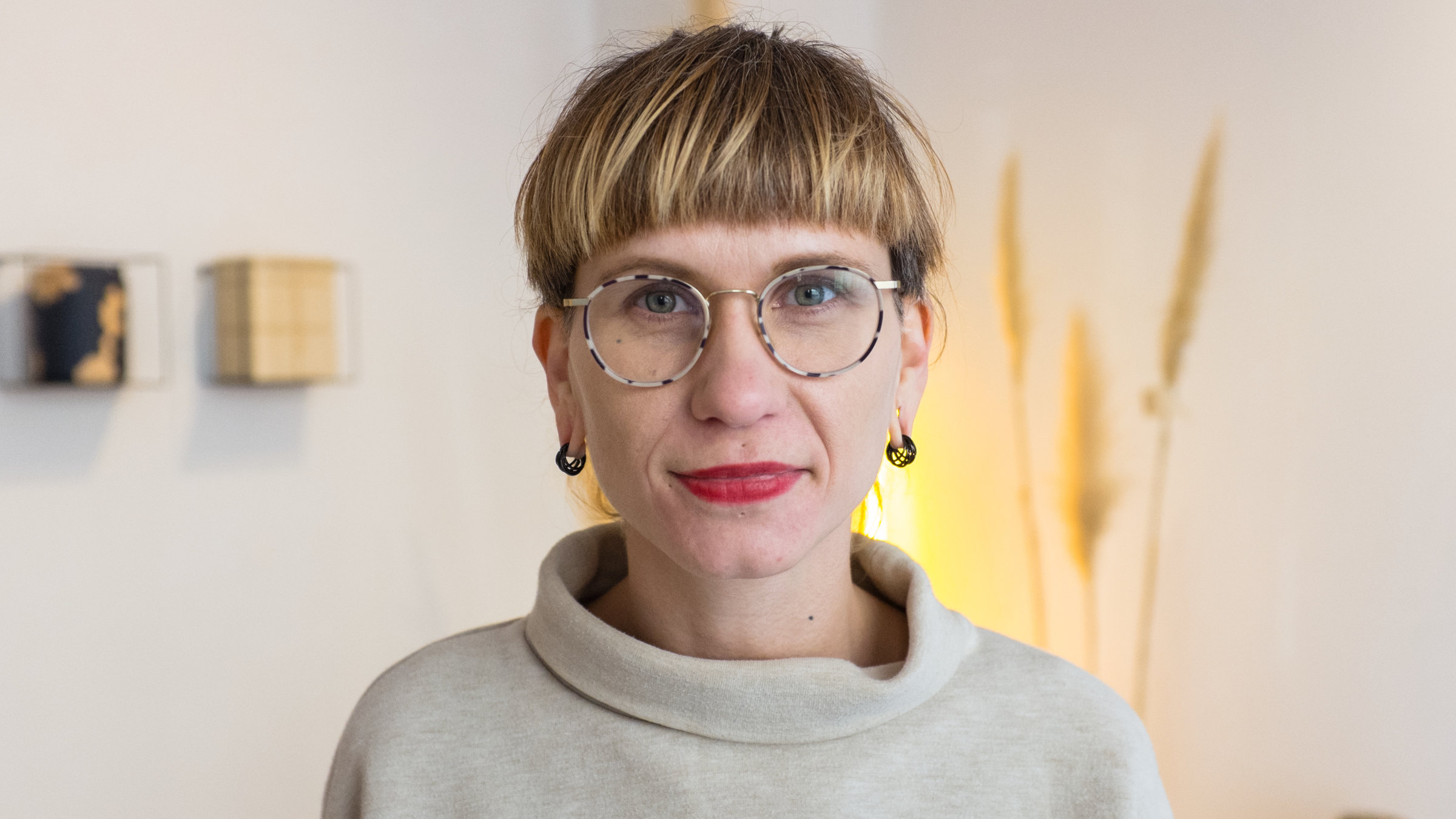 "37°Leben - Keine Angst vorm Sterben": Bestattungsunternehmerin Leo in Nahaufnahme in einem dekoriertem Raum.