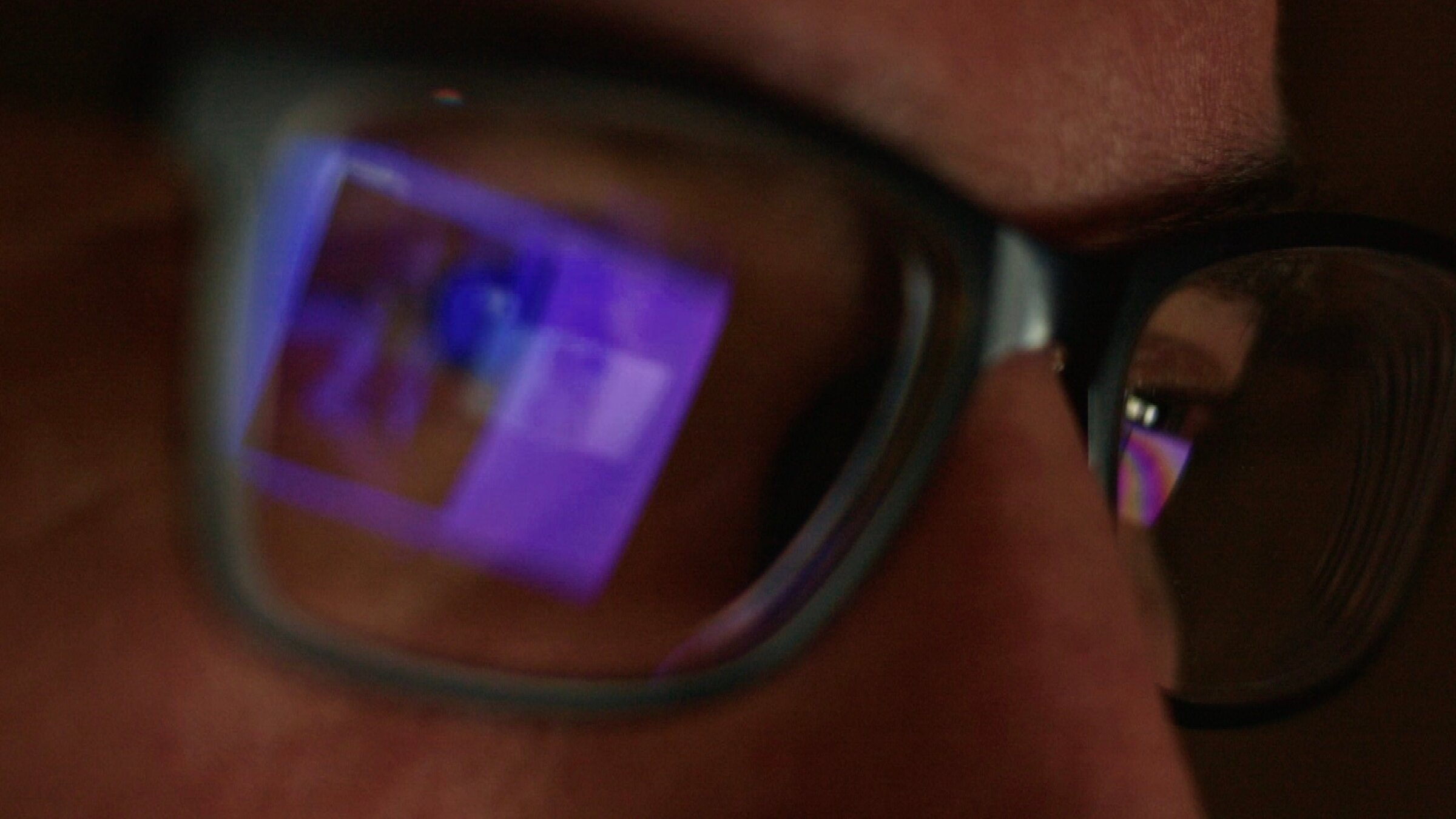 "Gefährliche Intelligenz - Kindesmissbrauch mit KI": Täter generieren mithilfe von KI Abbildungen von sexualisierter Gewalt an Kindern und tauschen online Anleitungen aus, wie man dieses Material am besten herstellen kann.