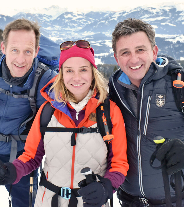 "Der Bergdoktor: Preis des Lebens": Heiko (Stephan Kampwirth), Hermine (Nadeshda Brennicke) und Martin (Hans Sigl) stehen nebeneinander in der verschneiten Berglandschaft.