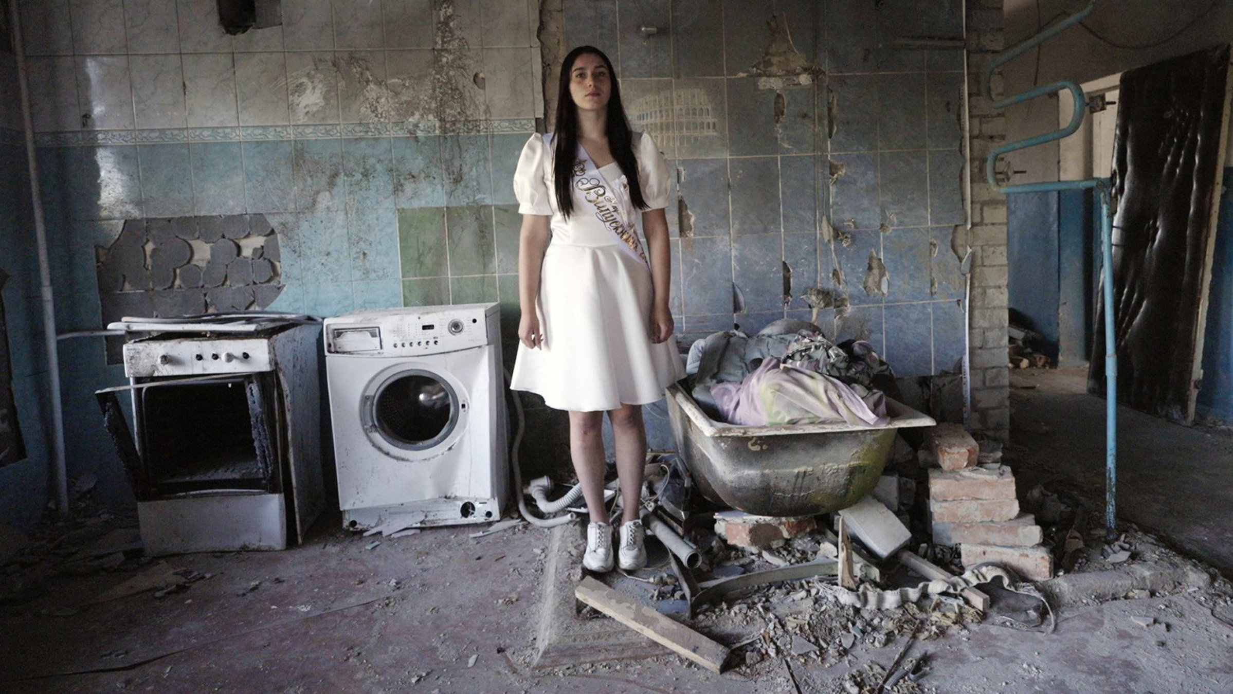 "Jugend im Krieg – Zwischen Todesangst und Abschlusstanz": Eine Jugendliche in der Stadt Tschernihiw im Nordosten der Ukraine.