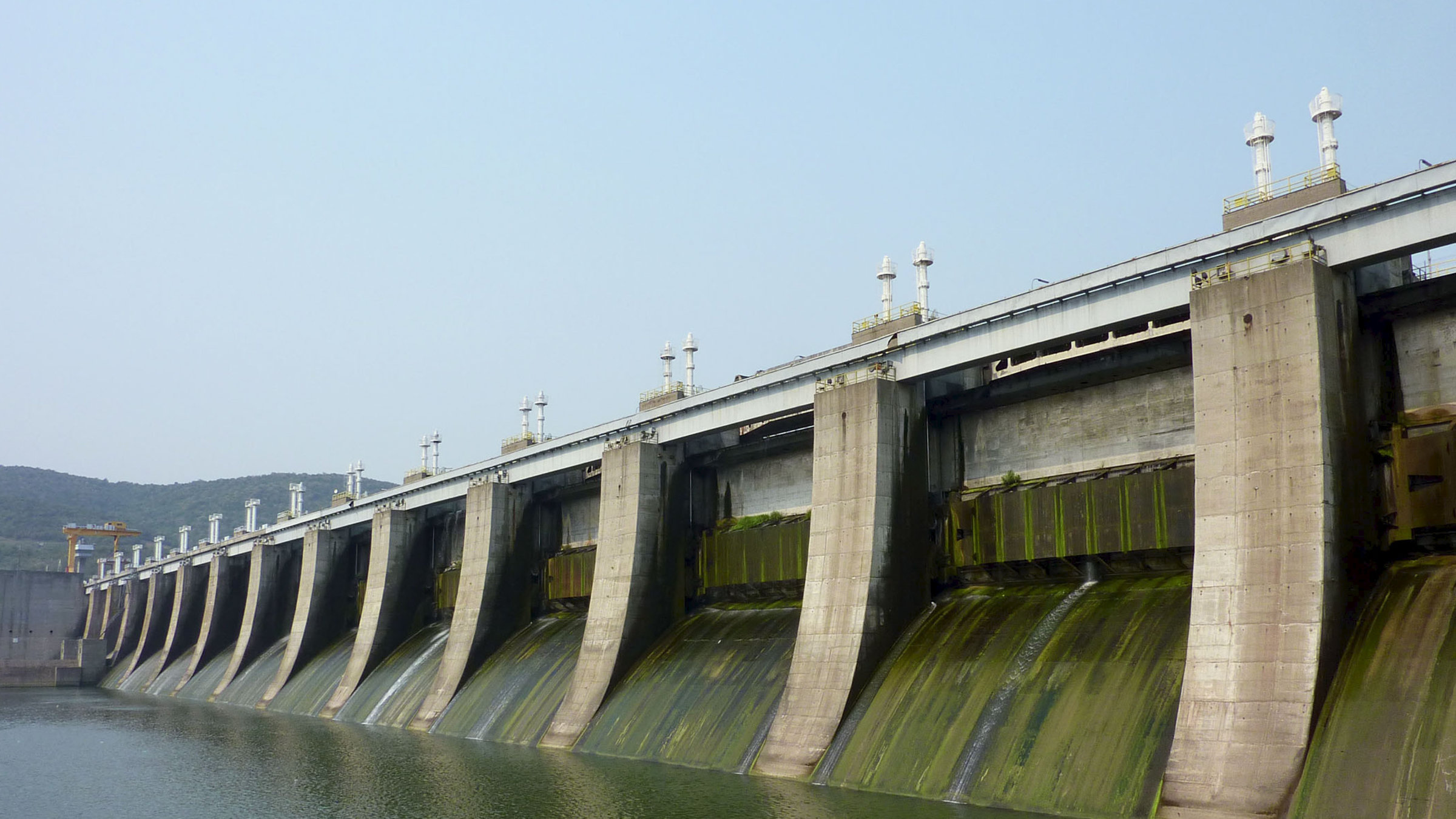 "Die Donau - Reise in ein unbekanntes Europa, Von Vukovar bis ans Eiserne Tor mit Susanne Wille": Das Eiserne Tor - größtes Kraftwerk an der Donau.