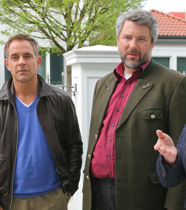 "Die Rosenheim-Cops - Der Tod kommt im Flug": Vor dem Hauseingang stehen Ferdinand Haußer (Christian Rudolf), die Kommissare Bergmann (Florian Fitz) und Stadler (Dieter Fischer) und Sabine Körner (Julia Grimpe).