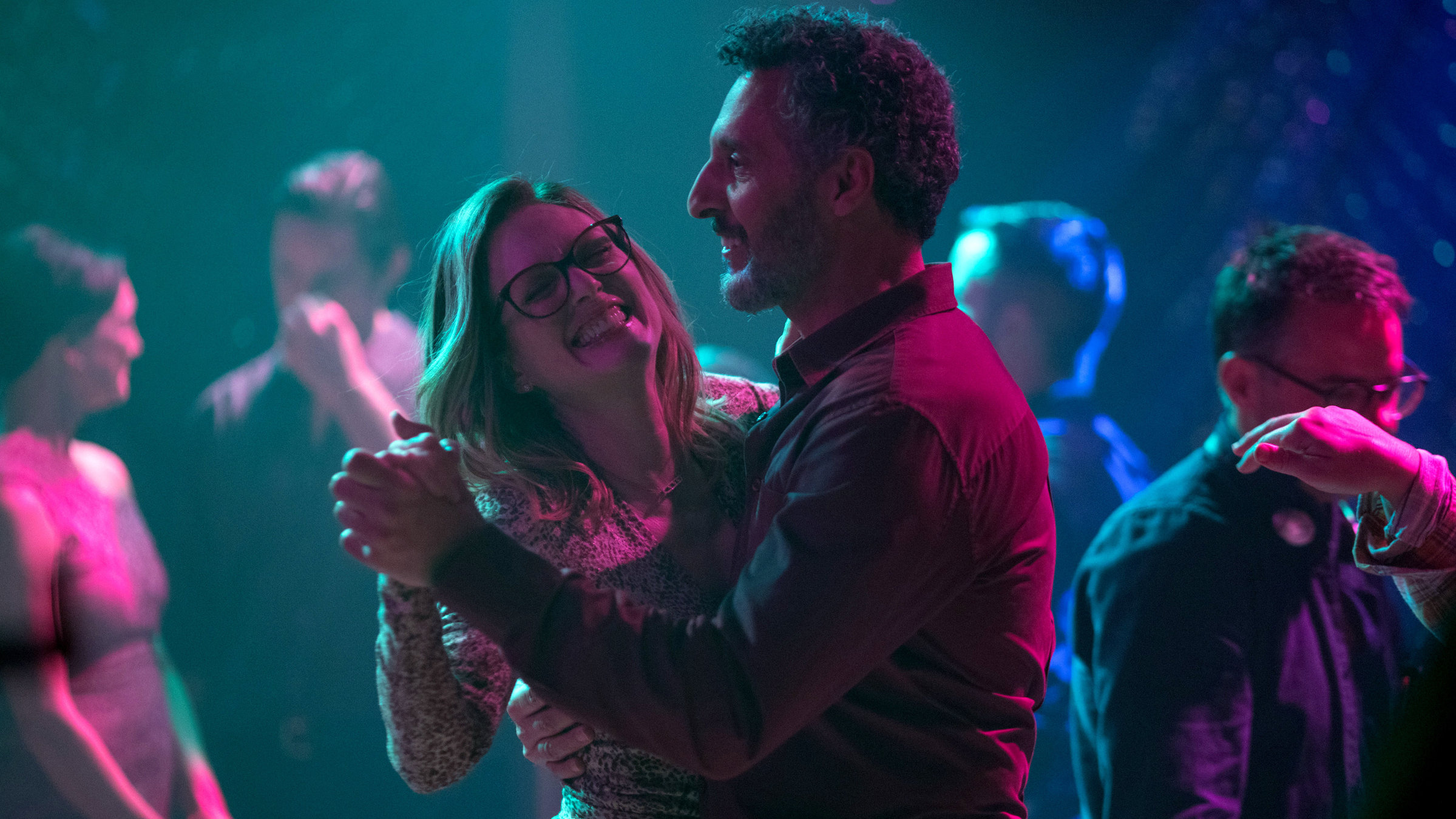 "Gloria - Das Leben wartet nicht": Gloria (Julianne Moore) erlebt einen rauschenden Discoabend mit Arnold (John Turturro).