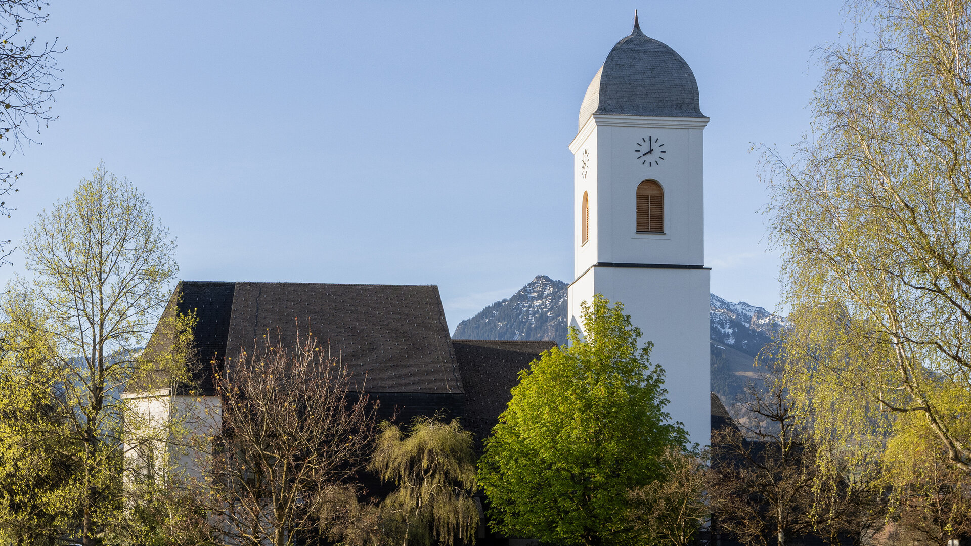 "Katholischer Pfingstgottesdienst - Pfingsten feiern, den Glauben bekennen": Außenansicht der Pfarrkirche St. Luzius in Göfis in Vorarlberg in Österreich.