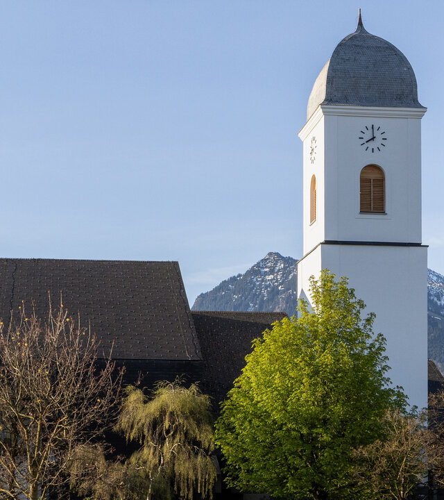 "Katholischer Pfingstgottesdienst - Pfingsten feiern, den Glauben bekennen": Außenansicht der Pfarrkirche St. Luzius in Göfis in Vorarlberg in Österreich.