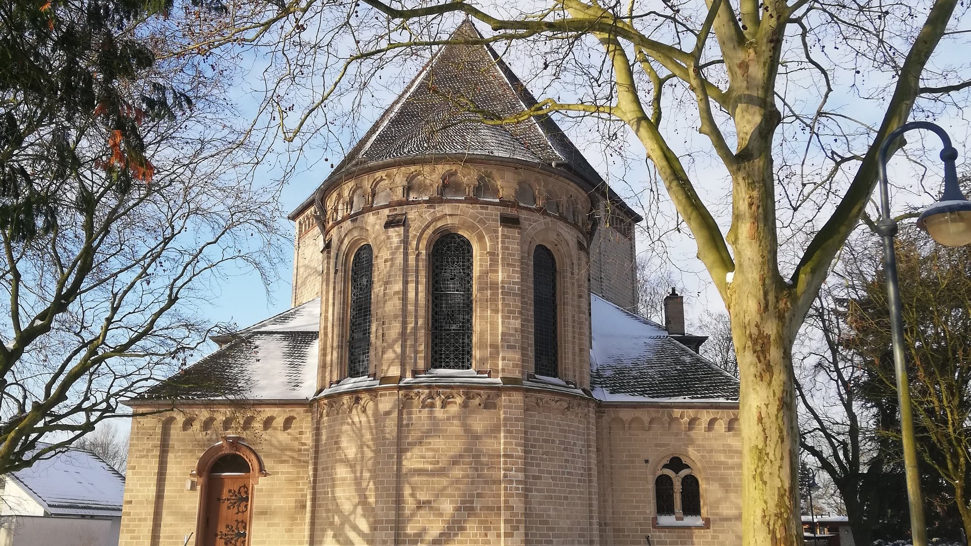 "Katholischer Gottesdienst - Wer füllt meinen Lebensakku auf?": Blick von Außen auf die Kirche Sankt Vincentius in Asperden.