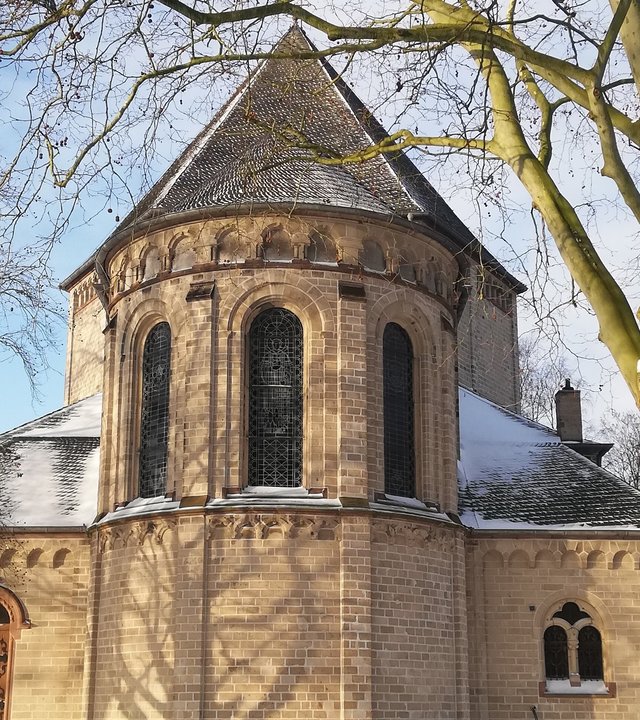 "Katholischer Gottesdienst - Wer füllt meinen Lebensakku auf?": Blick von Außen auf die Kirche Sankt Vincentius in Asperden.