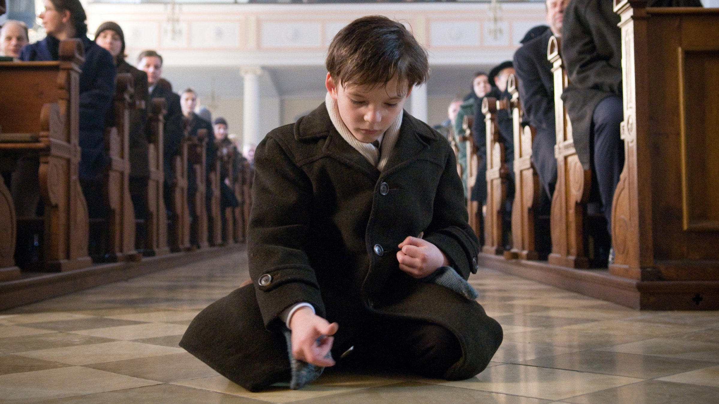 "Der kalte Himmel (1/2)": Felix (Eric und Marc Hermann, im Bild Eric) verursacht während des Gottesdienstes einen Eklat.