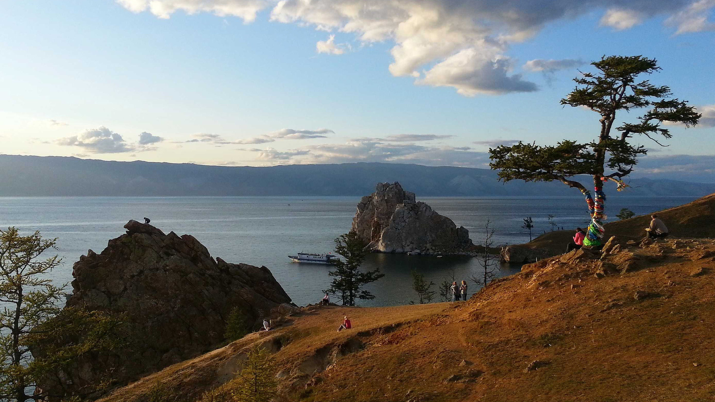 Schätze der Welt - Erbe der Menschheit: Der Baikal, Russland" - Abend am Schamanenfelsen auf der Baikalinsel Olchon.