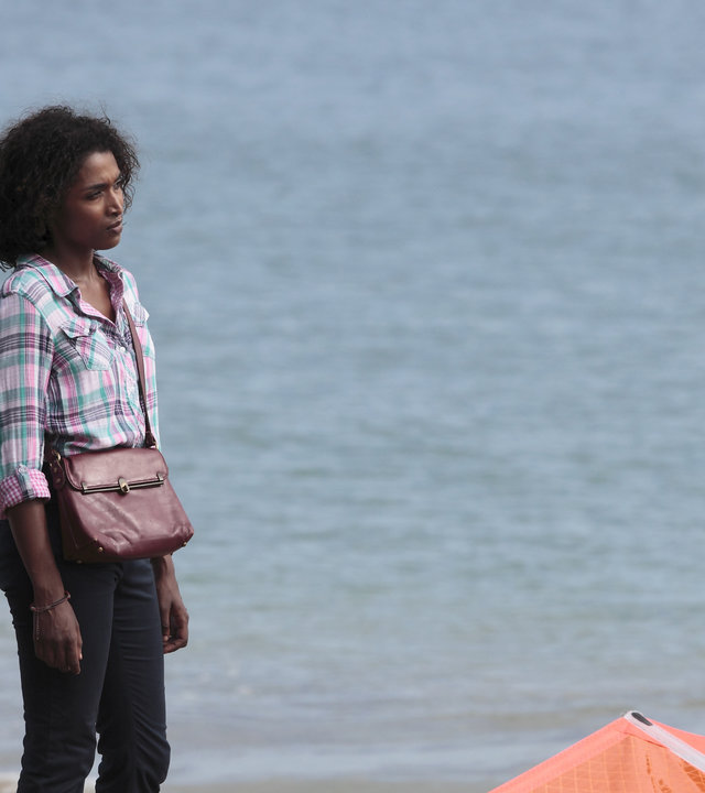"Death in Paradise - Nur die Sonne war Zeuge": DI Richard Poole (Ben Miller) und Camille (Sara Martins) stehen mit Tauchlehrer Stefan (Daniel O''Connor) am Strand.