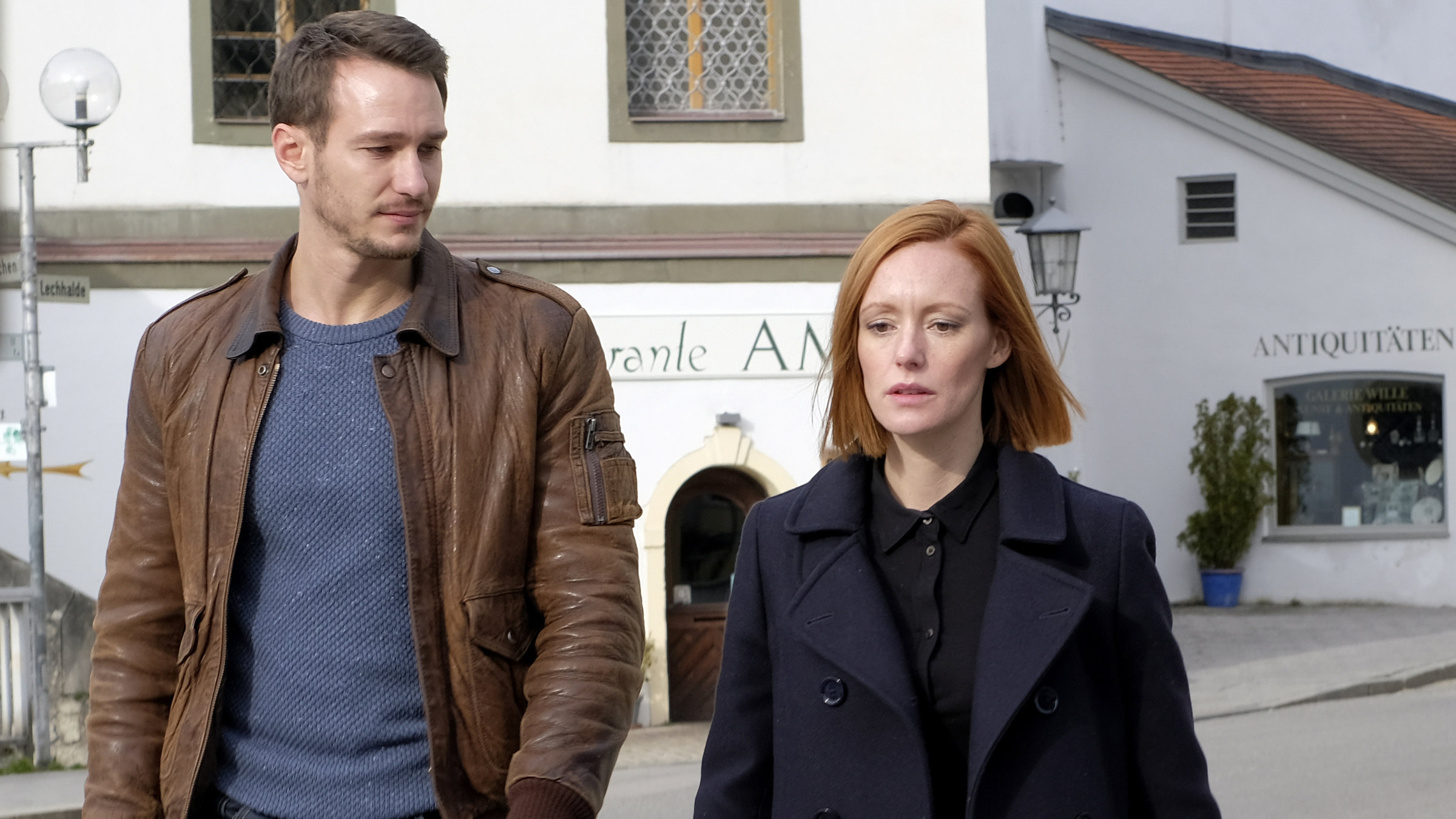 "Mordkommission Königswinkel": Julia Bachleitner (Lavinia Wilson) und Thomas Stark (Vladimir Burlakov) laufen nebeneinander die Straße entlang.