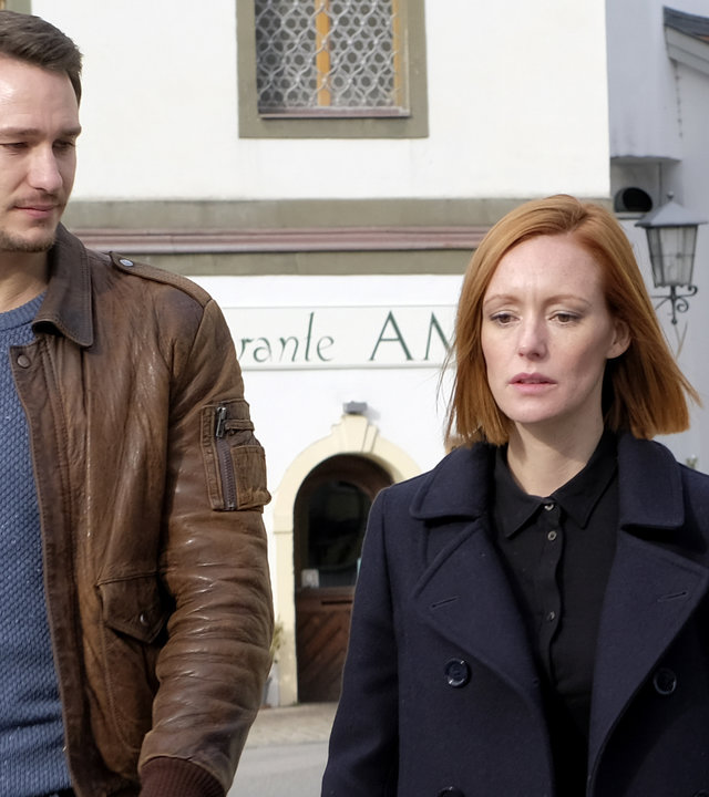 "Mordkommission Königswinkel": Julia Bachleitner (Lavinia Wilson) und Thomas Stark (Vladimir Burlakov) laufen nebeneinander die Straße entlang.