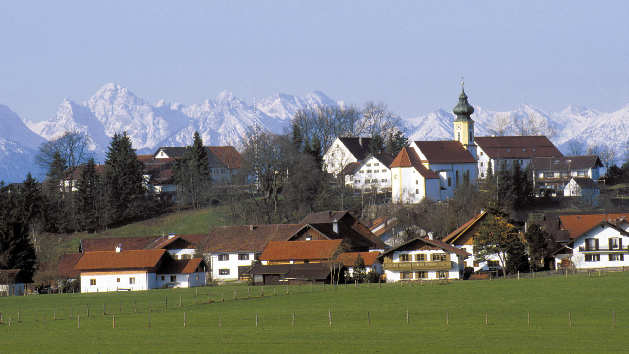 "Reisewege: Die Romantische Straße, Unterwegs von Würzburg nach Füssen" - Wildsteig in Vorarlberg.