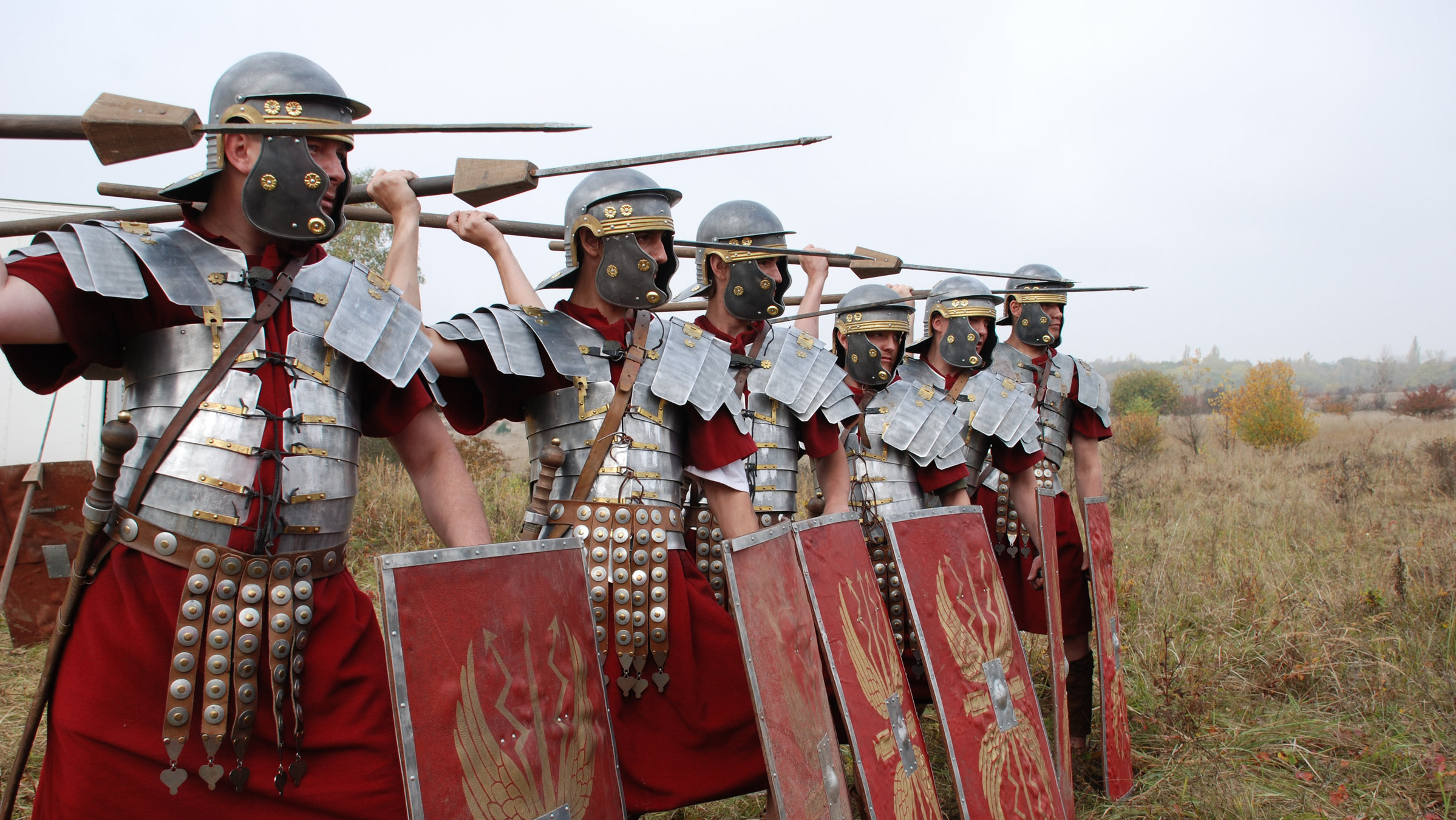 "Terra X: Kampf um Germanien - Der Verrat des Arminius": Spielszene: Römische Legionäre stehen kampfbereit nebeneinander auf einem Feld.