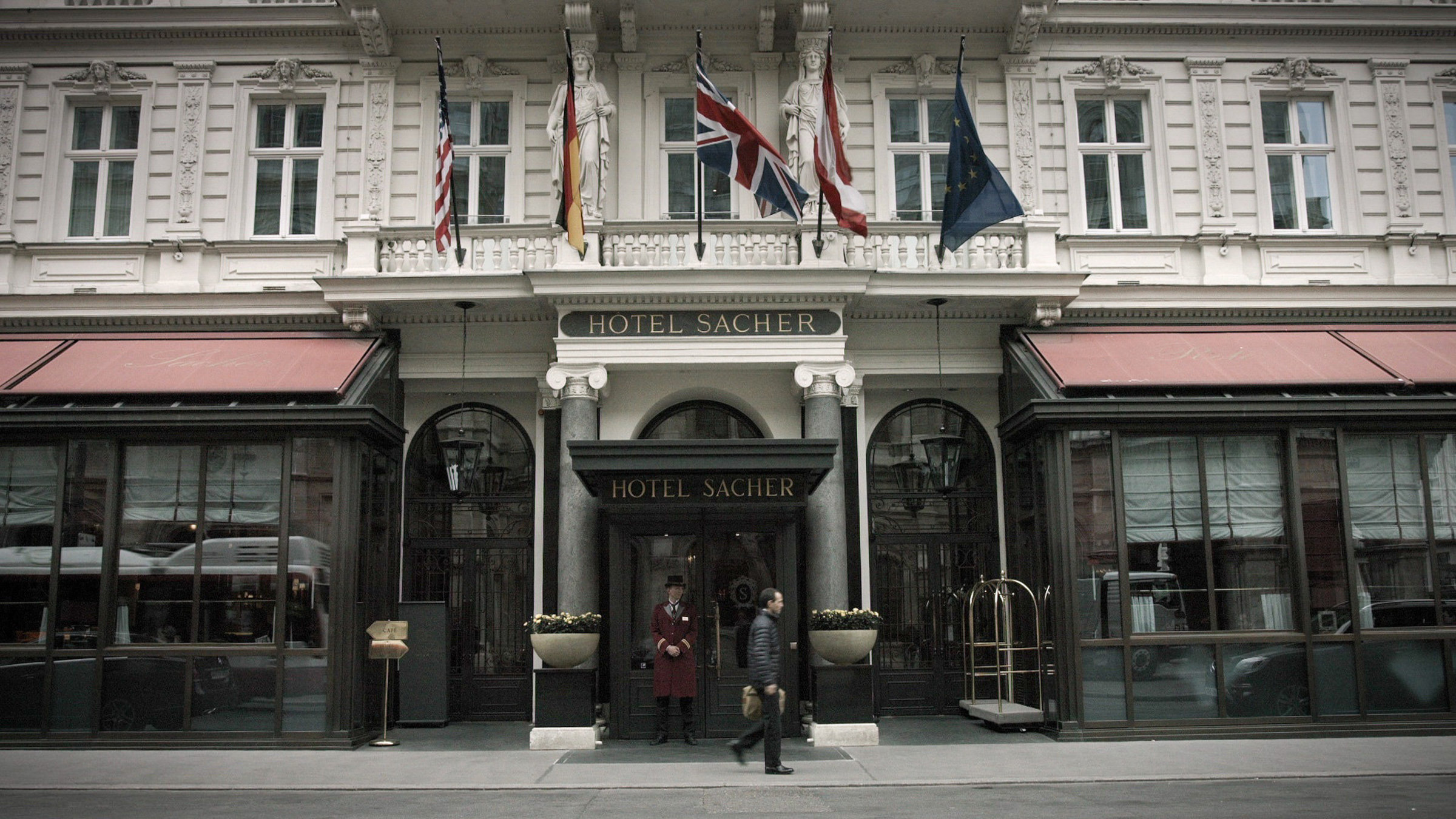 "Die Königin von Wien - Anna Sacher und ihr Hotel": Ansicht auf den Eingang des Hotels Sacher.