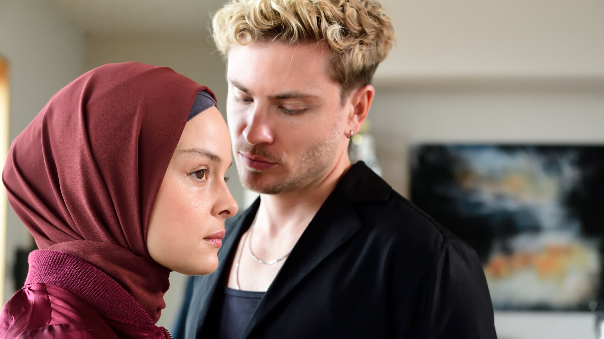 "High Stakes - Playing Games": In Vincents Wohnung: Alya (Via Jikeli) steht seitlich vor Vincent (Jannik Schümann). Dieser steht ganz nah bei ihr und blickt zu ihr.