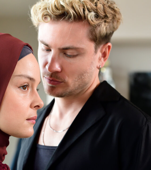 "High Stakes - Playing Games": In Vincents Wohnung: Alya (Via Jikeli) steht seitlich vor Vincent (Jannik Schümann). Dieser steht ganz nah bei ihr und blickt zu ihr.