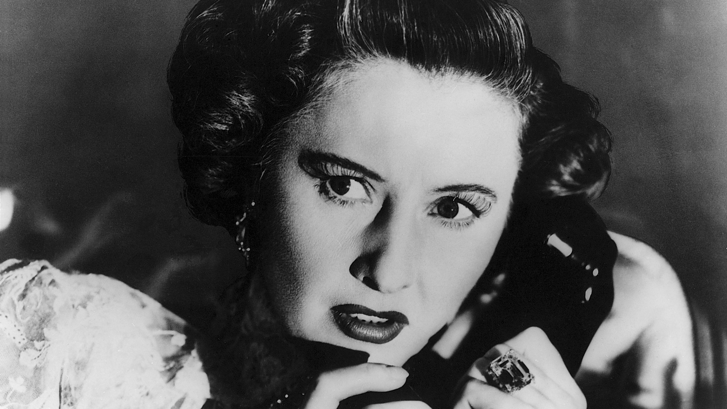 Eine heimtückische Krankheit fesselt Leona Stevenson (Barbara Stanwyck) ans Bett. Das Telefon ist ihre einzige Verbindung zur Außenwelt. So wird sie durch einen Vermitllungsfehler Ohrenzeuge eines raffinierten Mordplans.