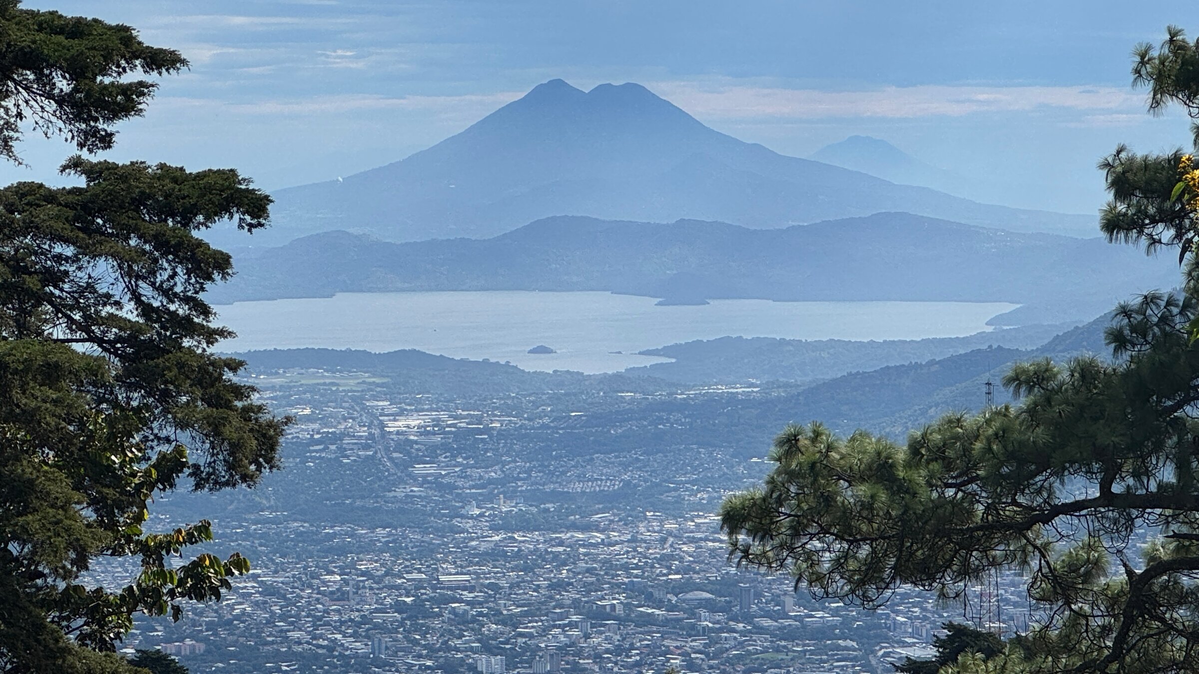 "El Salvador – Von Kratern und Küsten": Die Hauptstadt San Salvador ist durch die umliegenden aktiven Vulkane tagtäglich bedroht.