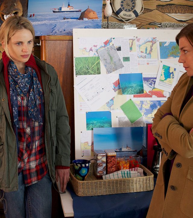"SOKO Wismar - Das schwarze Schaf": Im Pausenraum in einem Bootshaus unterhalten sich Svenja Bücken (Nora Huetz) und Katrin Börensen (Claudia Schmutzler).