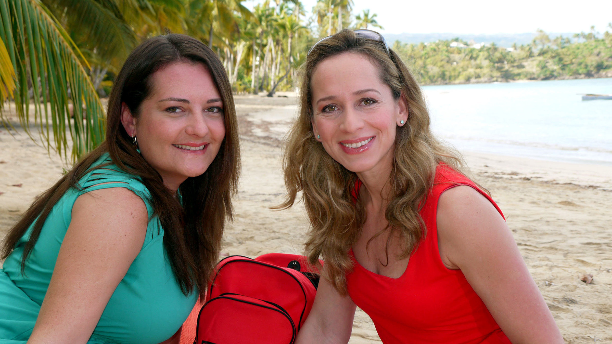 "Karibische Träume - Die Dominikanische Republik": Moderatorin Tamina Kallert (r) sitzt mit Lisa Förster am Strand. Beide schauen aus dem Bild.
