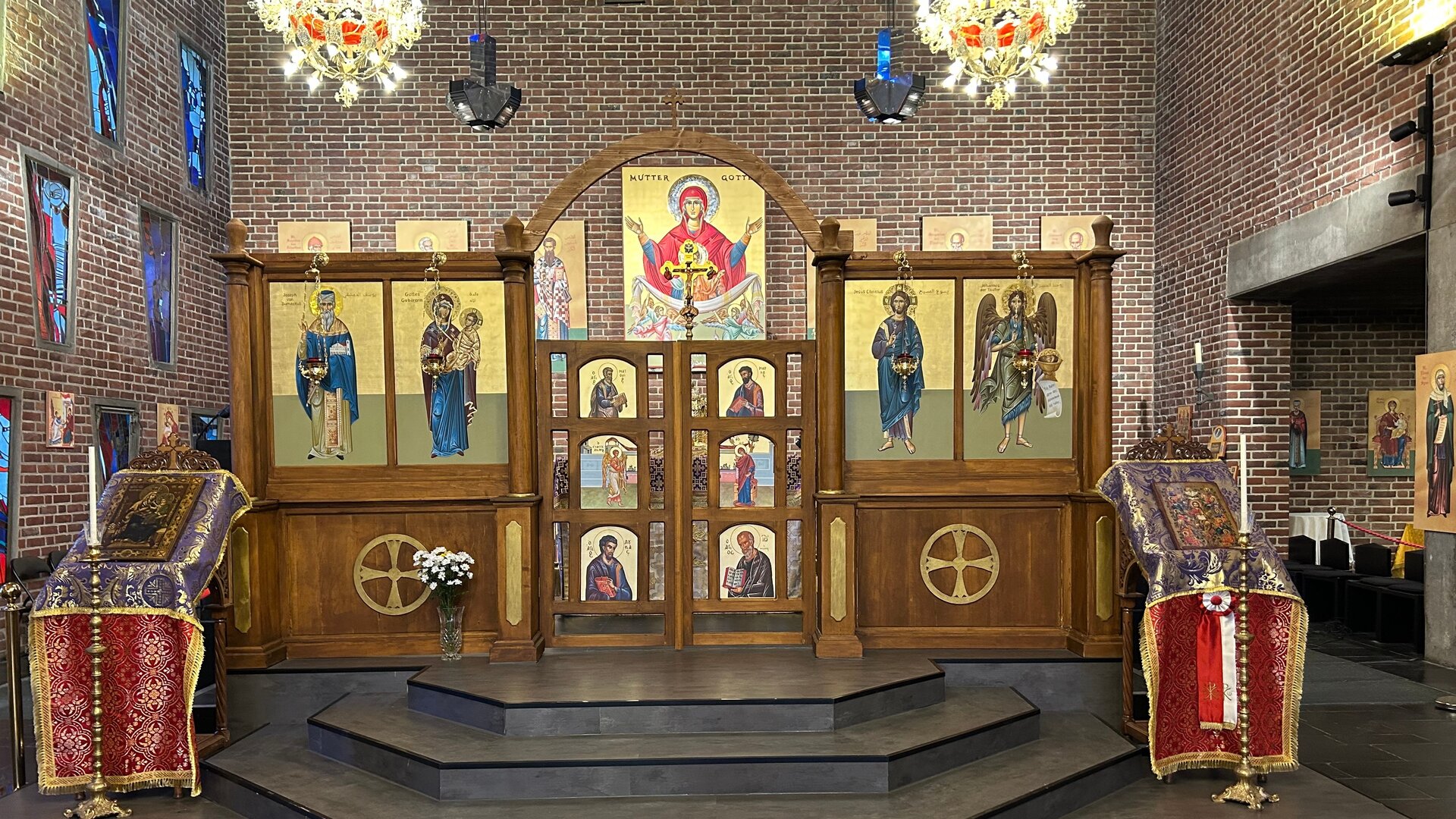 "Orthodoxer Gottesdienst - Wahrer Gott vom wahren Gott": Blick auf die Ikonostase, eine Wand mit Ikonen.