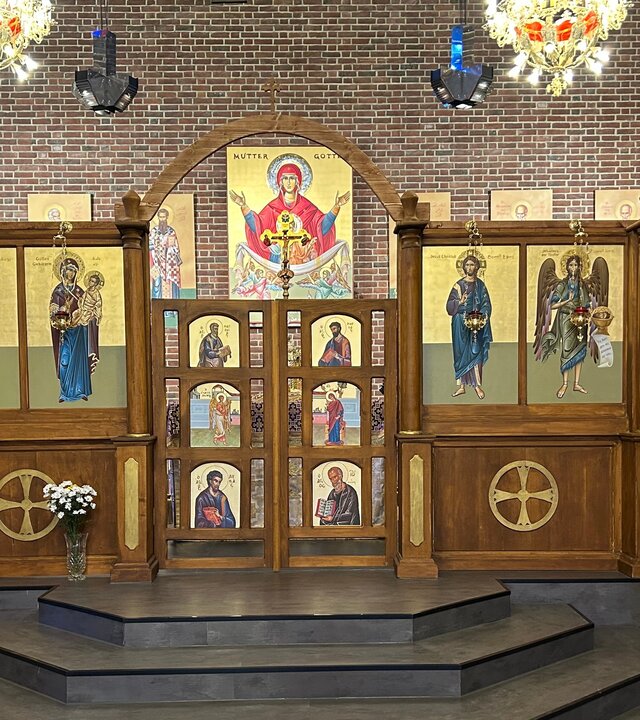 "Orthodoxer Gottesdienst - Wahrer Gott vom wahren Gott": Blick auf die Ikonostase, eine Wand mit Ikonen.