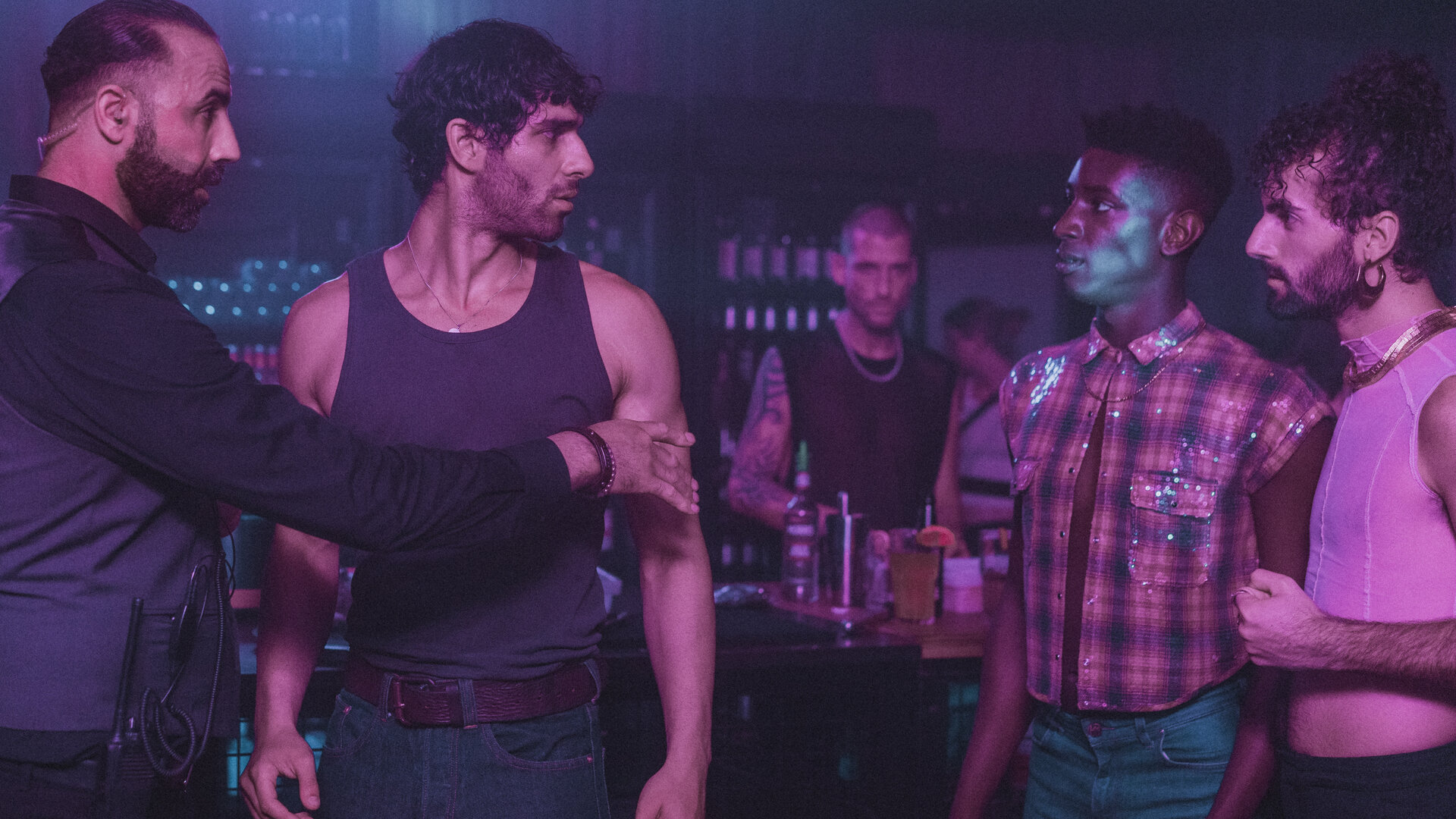 "House of Bellevue - Face": Ein Security-Mitarbeiter (Komparse), der neben Mo (Kawian Paigal) steht, deutet auf Emm (Ricco-Jarret Boateng), der ihm mit Djamal (Abed Haddad) gegenübersteht.