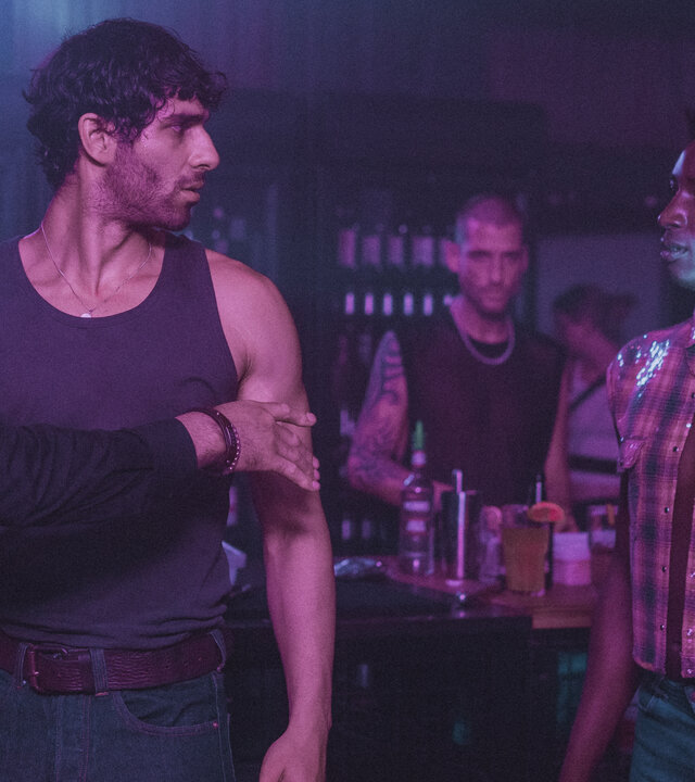 "House of Bellevue - Face": Ein Security-Mitarbeiter (Komparse), der neben Mo (Kawian Paigal) steht, deutet auf Emm (Ricco-Jarret Boateng), der ihm mit Djamal (Abed Haddad) gegenübersteht.