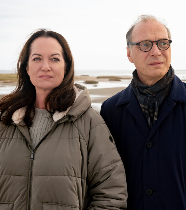 "Unter anderen Umständen - Dämonen": Jana Winter (Natalia Wörner) und Arne Brauner (Martin Brambach) stehen nebeneinander im Watt und schauen in die Ferne.