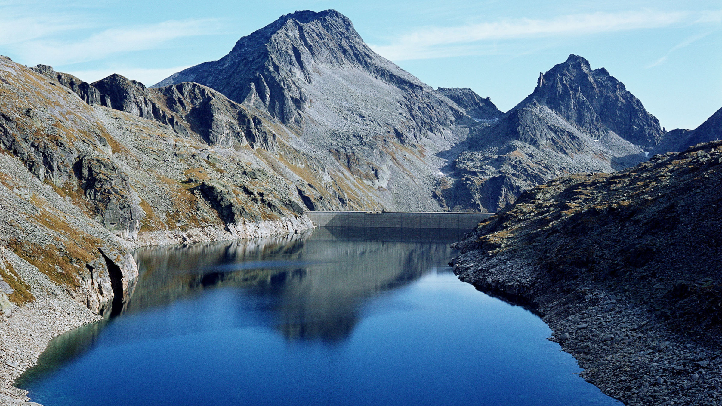 "Wilde Wasser, schroffe Grate" - Blick auf einen Stausee