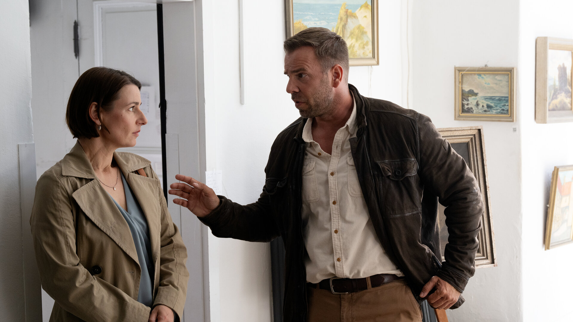 „SOKO Wismar – Tödliche Gedanken“: Kriminalhauptkommissar Lars Pöhlmann (Dominic Boeer) befragt seine Schulfreundin Dr. Melanie Matuschek (Annett Renneberg) in einem Antiquitätengeschäft.