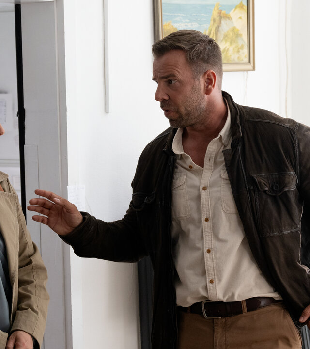 „SOKO Wismar – Tödliche Gedanken“: Kriminalhauptkommissar Lars Pöhlmann (Dominic Boeer) befragt seine Schulfreundin Dr. Melanie Matuschek (Annett Renneberg) in einem Antiquitätengeschäft.