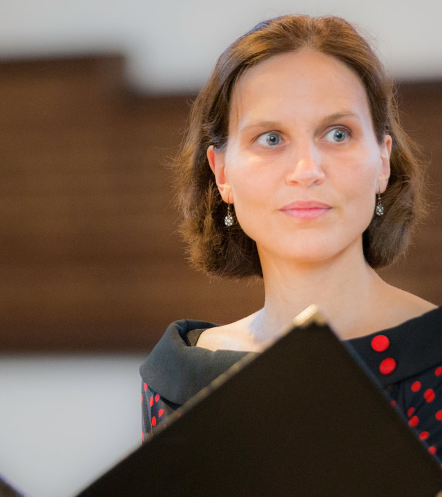 "einfach Mensch: Folge: Miriam Ludewig: Das Leben ohne Erinnerung (2)". Miriam Ludewig steht vor einem Notenpult.