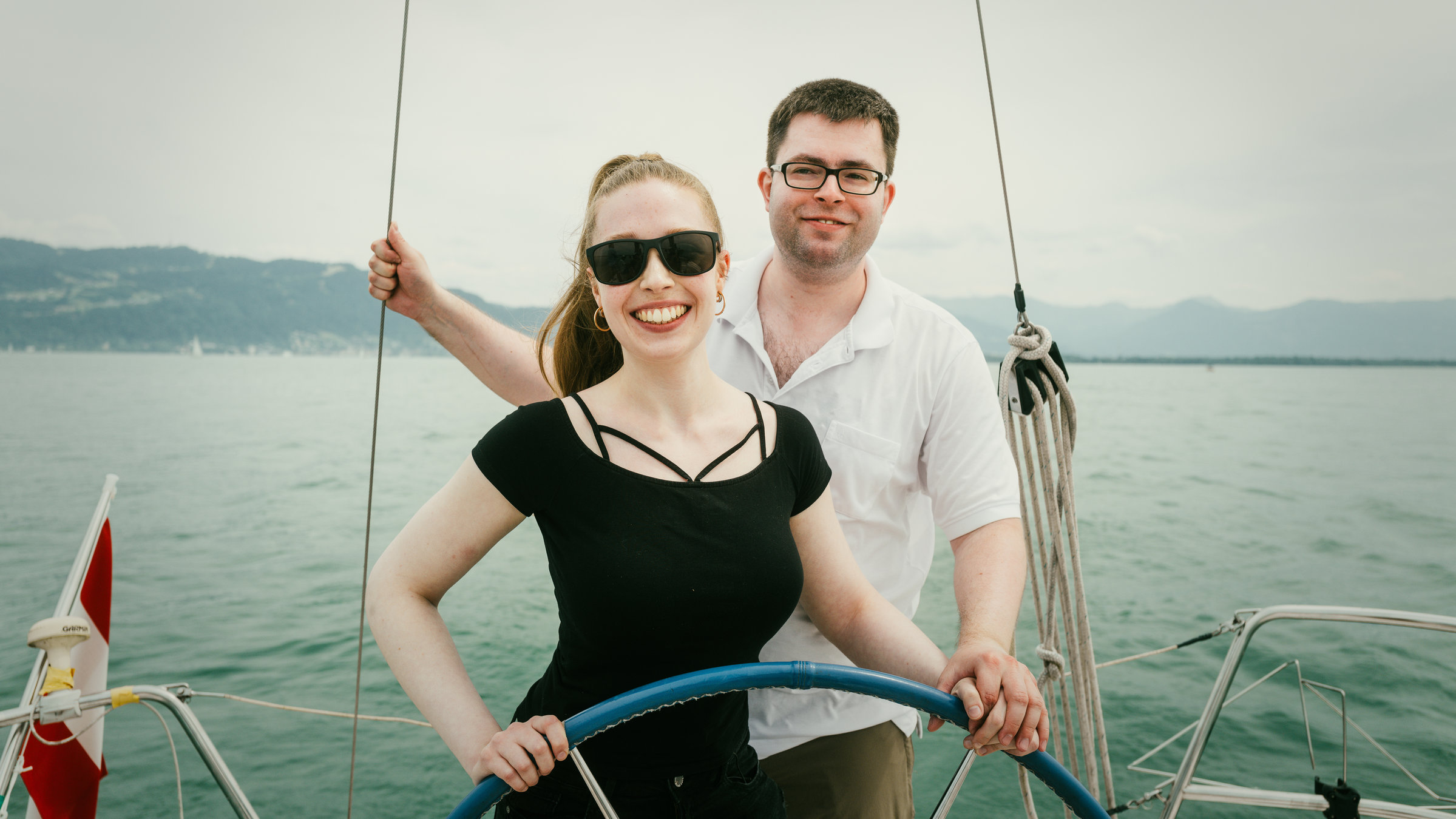 "37°Leben -  Boot Camp für die Ehe": Christina steht am Steuer eines Segelboots, Christian dahinter.