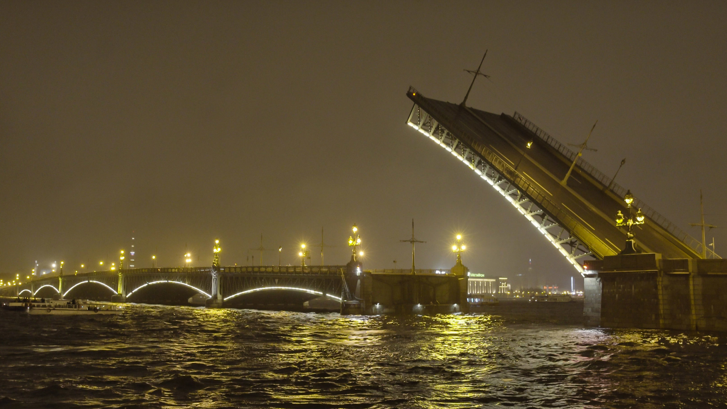 "Kreuzfahrt in die Ostsee - St. Petersburg": St. Petersburg: Nachts bleiben viele Brücken über die Newa offen, um Schiffen aus dem Binnenland die Ausfahrt zu ermöglichen.