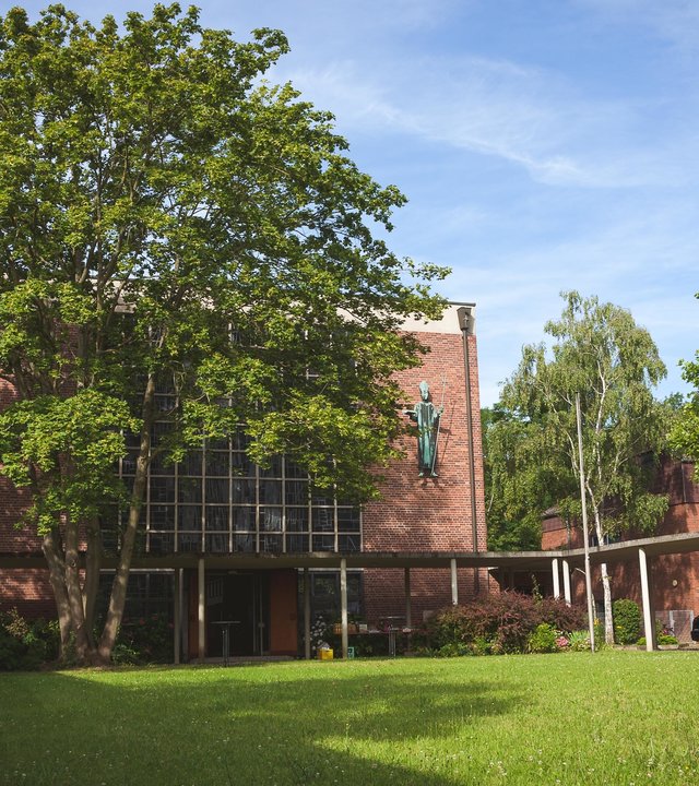 "Katholischer Gottesdienst - Gelobt bist Du, Maria": Blick von außen auf der Kirche Sankt Rabanus Maurus mit Paradiesgarten in Mainz.