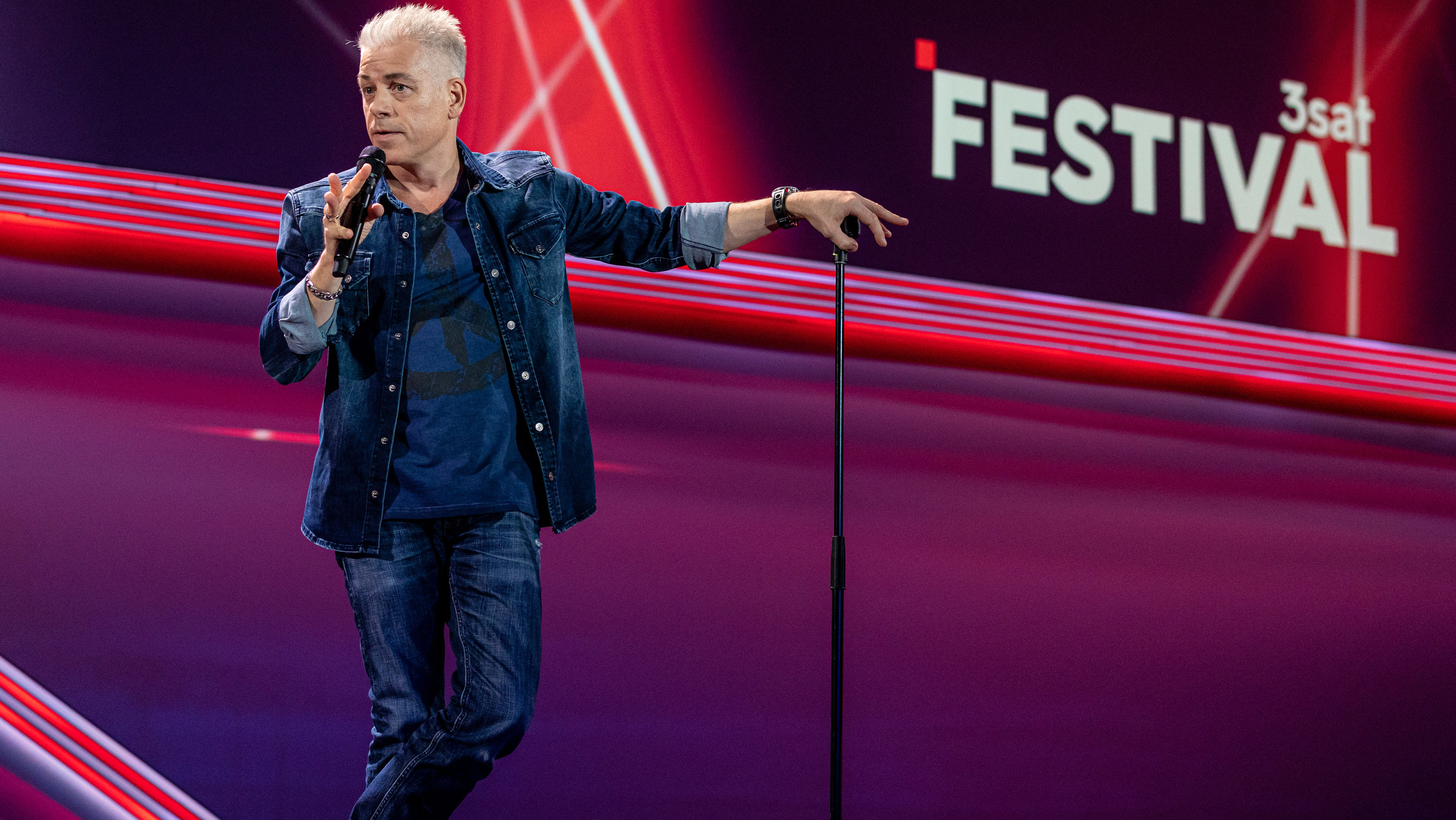 "Michael Mittermeier: Zwischenwelt - Once Upon A Time In Corona": Michael Mittermeier steht auf der Bühne und präsentiert sein neues Programm.