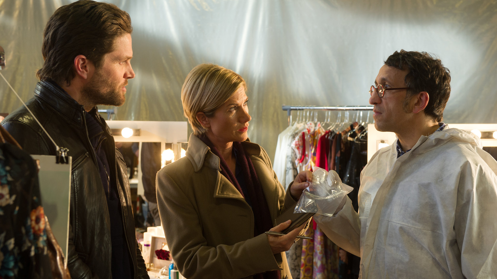 "SOKO Stuttgart - Todschick": Martina Seiffert (Astrid M. Fünderich), Jo Stoll (Peter Ketnath) und Jan Arnaud (Mike Zaka Sommerfeldt) stehen in einer Künstlergarderobe. Jan zeigt ihnen einen Gegenstand in einem Asservatenbeutel.