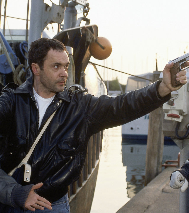 "Die Rettungsflieger - Das Team in Not": Alex (Matthias Leja) und Maren (Gerit Kling) werden am Hafen von Joscha (Rainer Laupichler) mit einer Waffe bedroht.