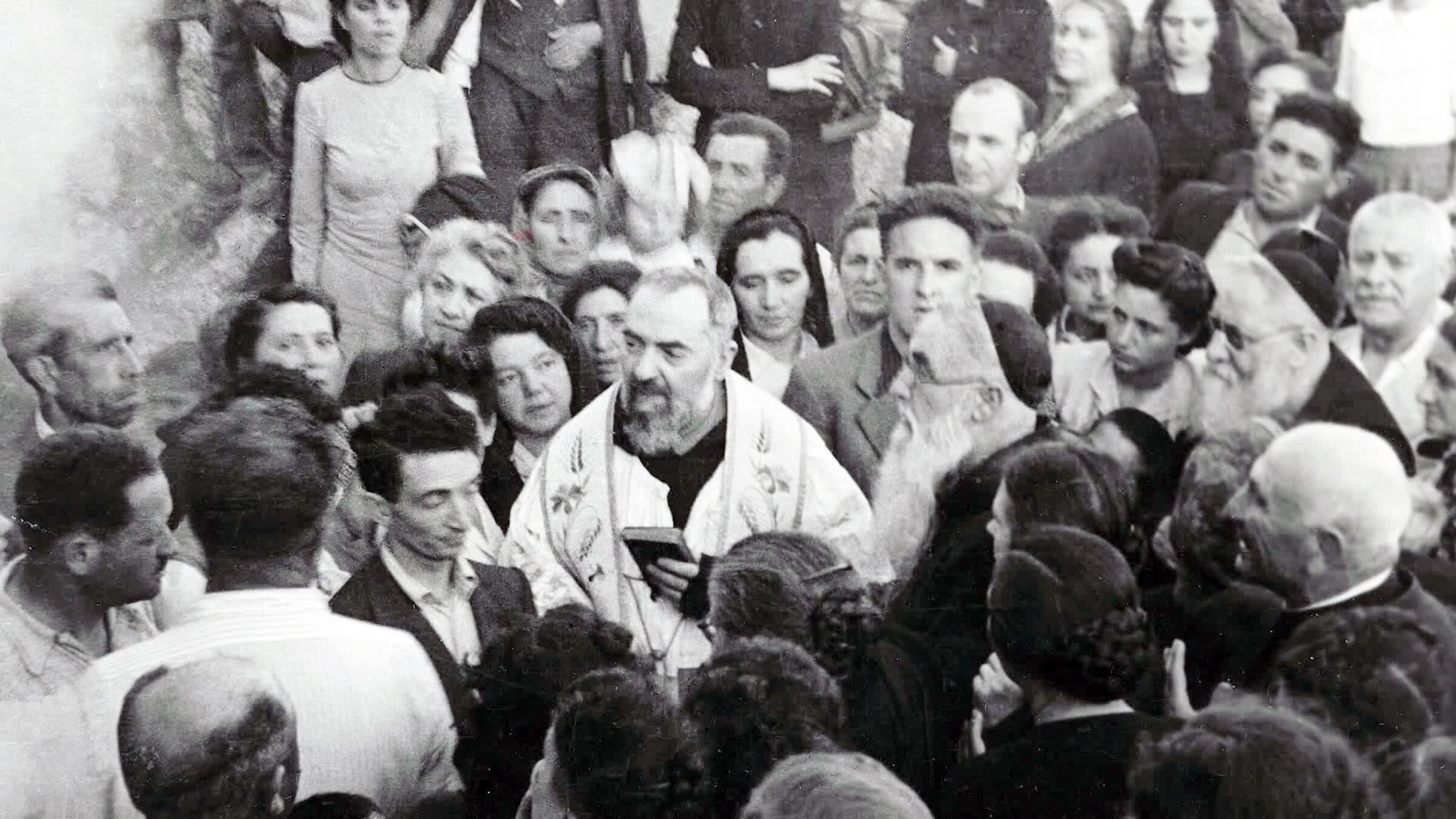 "Padre Pio und die Wundmale - Porträt eines umstrittenen Heiligen": Padre Pio in einer Menschenmenge.