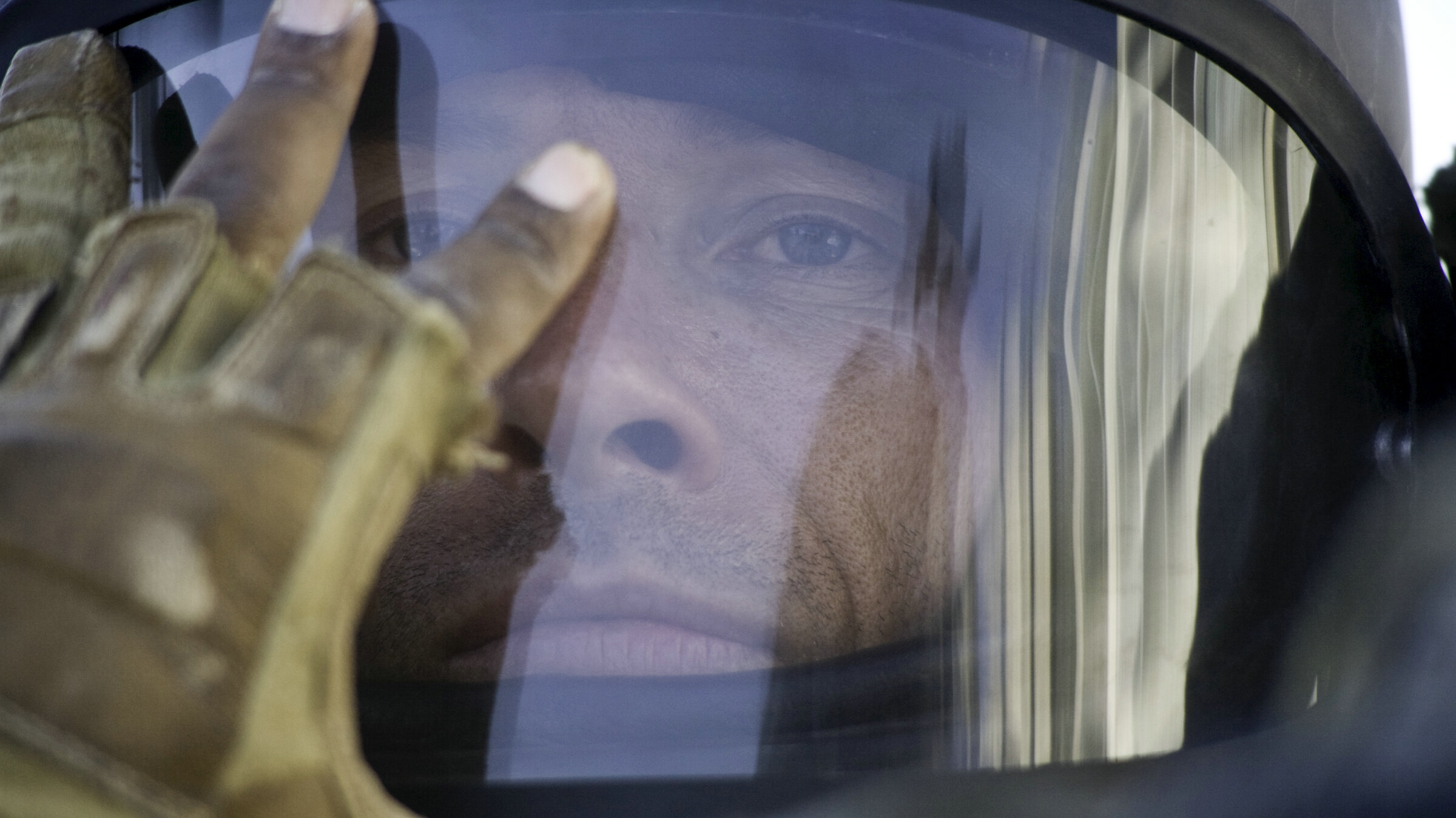 „Tödliches Kommando“: Sergeant Matt Thompson (Guy Pearce) in Großaufnahme setzt sich den massiven Helm seines Bombenschutzanzugs auf. Seine behandschuhte Hand liegt auf dem Visier, hinter dem sein Gesicht zu sehen ist.