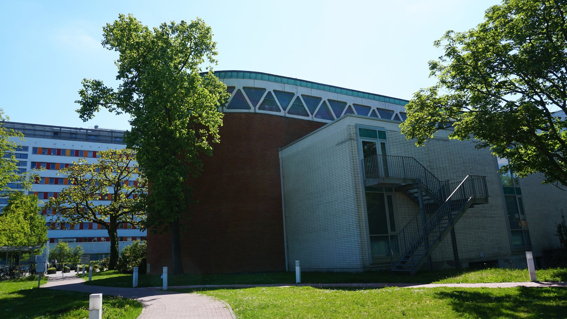 "Katholischer Gottesdienst - Bin ich Gott egal?": Außenansicht der Kapelle des Sankt Katharinen-Krankenhauses in Frankfurt am Main.