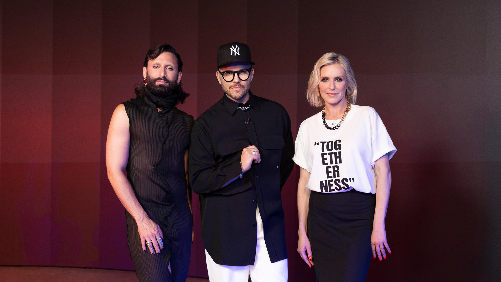 "Glow Up - Deutschlands nächster Make-up-Star: Musikvideo": Von links: Gastjurorin und Sängerin Conchita Wurst, Juror Armin Morbach und Jurorin Loni Baur schauen lässig in die Kamera.