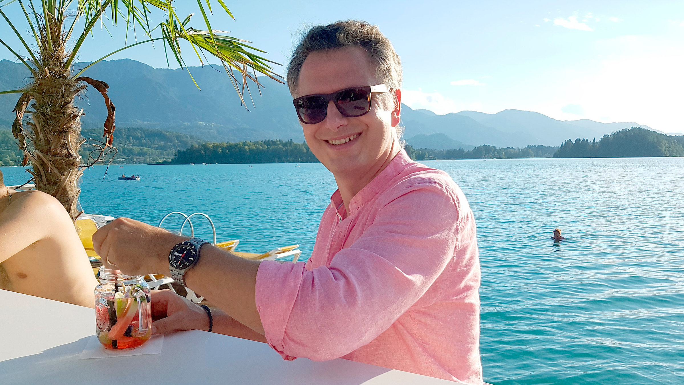 "Kärnten, da will ich hin!": Moderator Michael Friemel in der Strandbar am Faaker See.