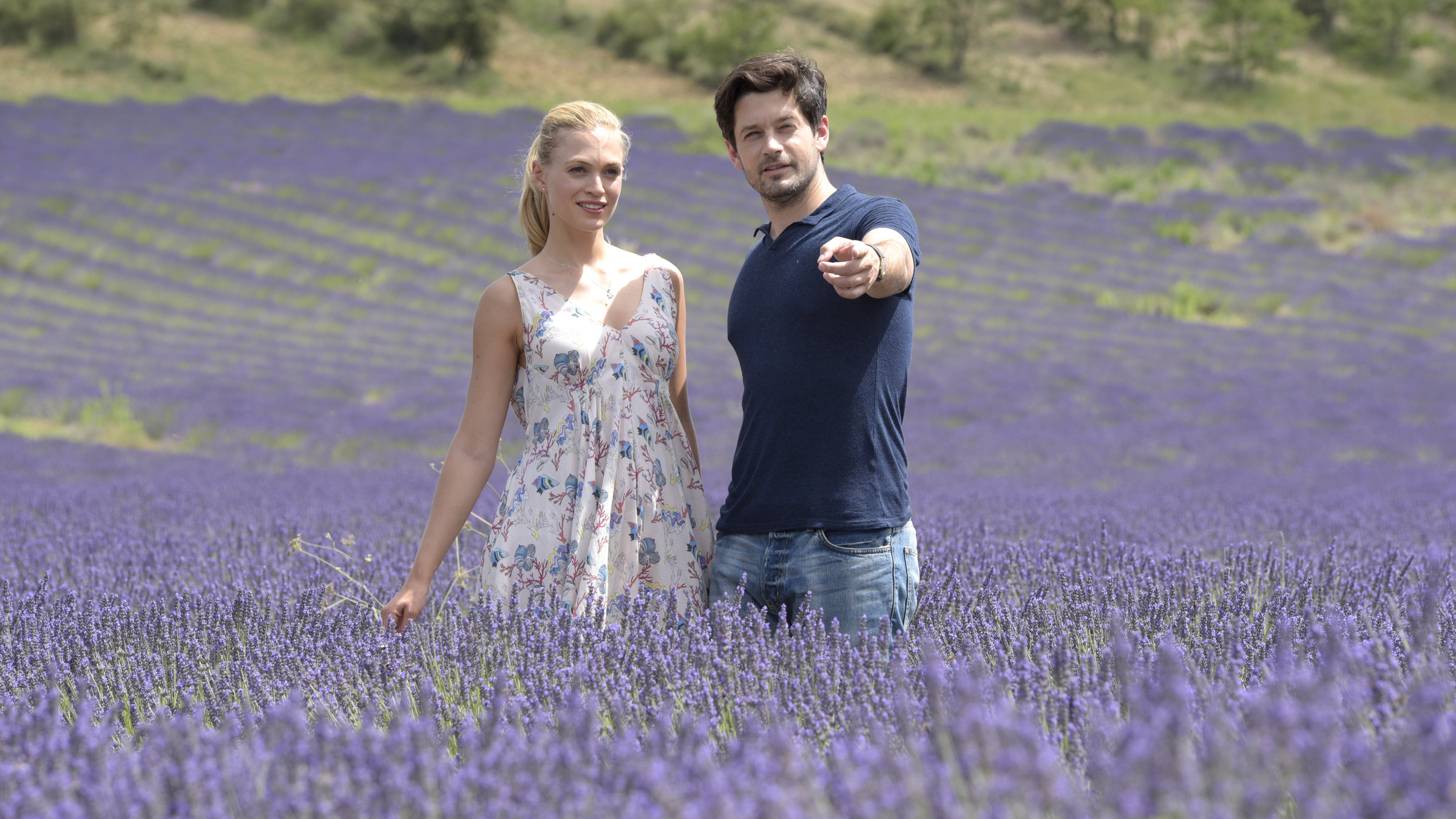 "Ein Sommer in Südfrankreich": Charlotte (Julie Engelbrecht) und André (Bruno Bruni) stehen im Lavendelfeld.