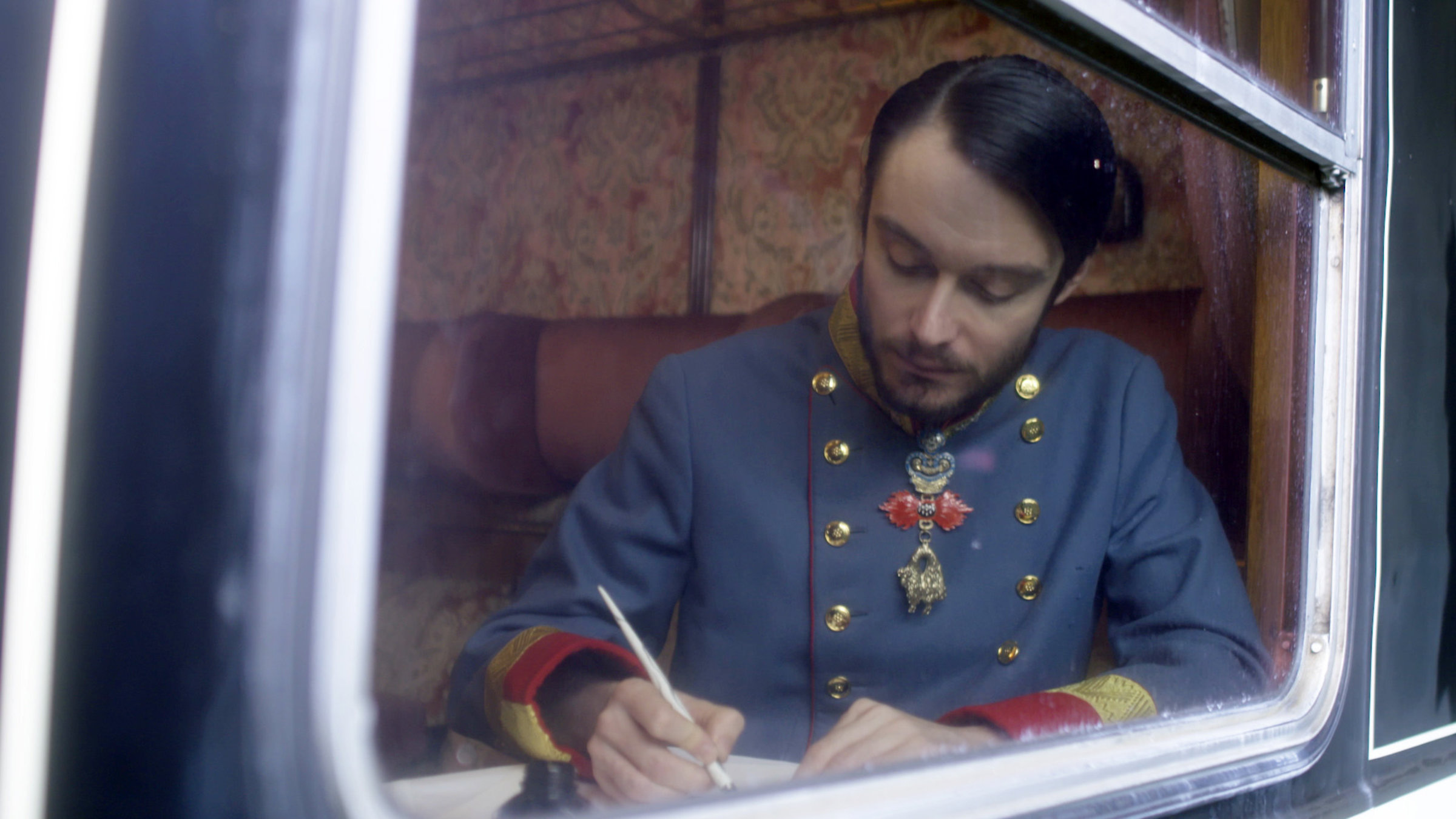 "Die Reisen der Habsburger – Kronprinz Rudolf": Kronprinz Rudolf gespielt von Felix Abrudan unterwegs im Zug.