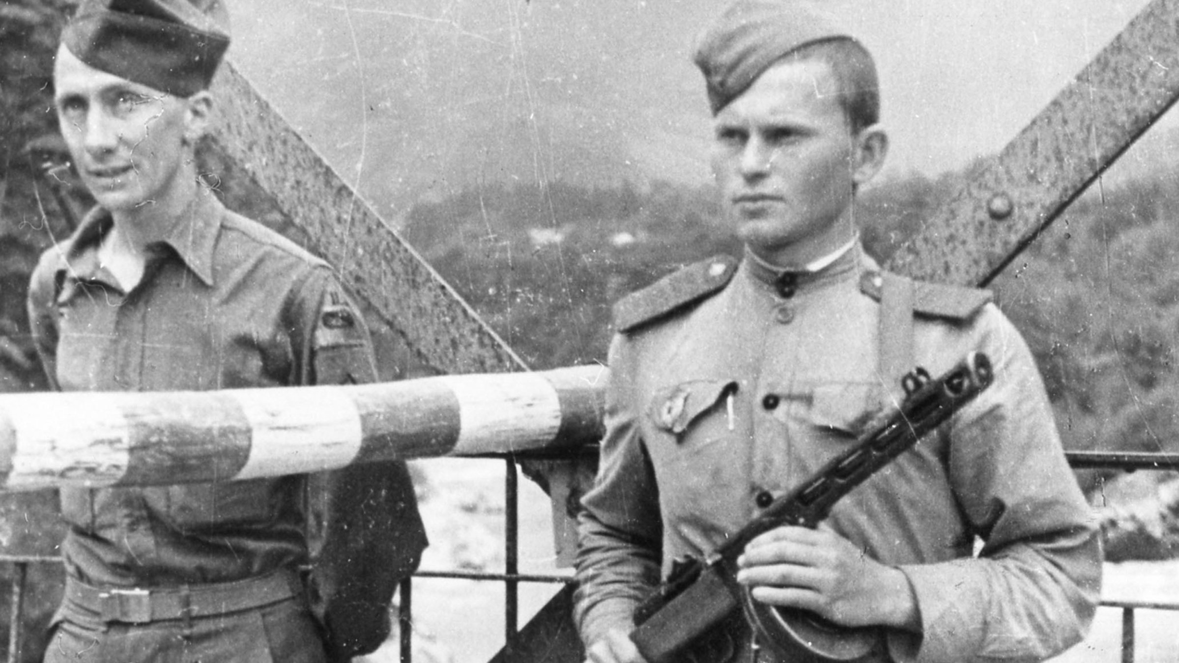 "Österreich II - Das geteilte Land": Amerikanischer und sowjetischer Grenzposten auf der Enns-Brücke.