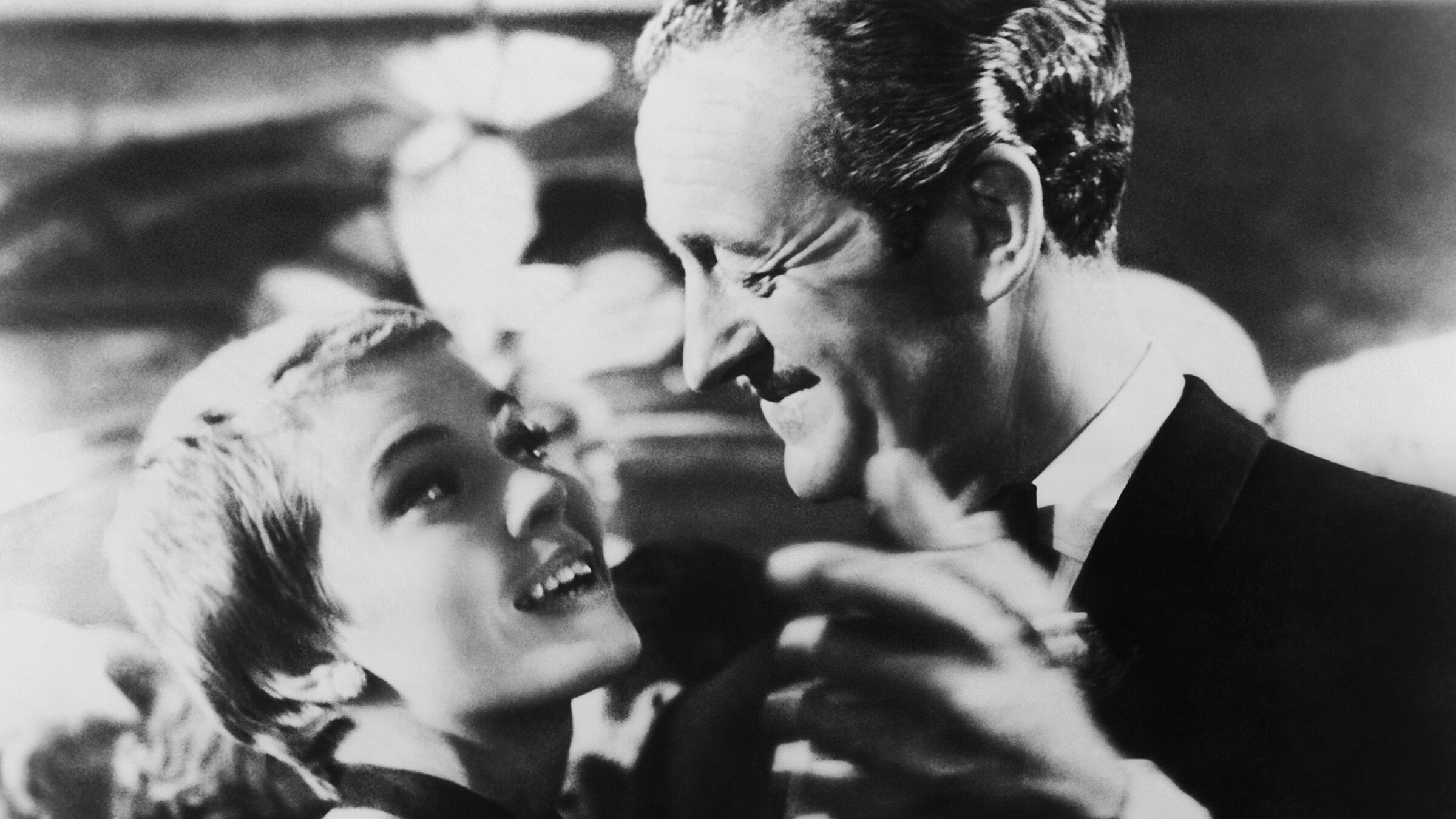 „Bonjour Tristesse“: Cécile (Jean Seberg), mit kurzen blonden Haaren, tanzt in den Armen ihres Vaters Raymond (David Niven).