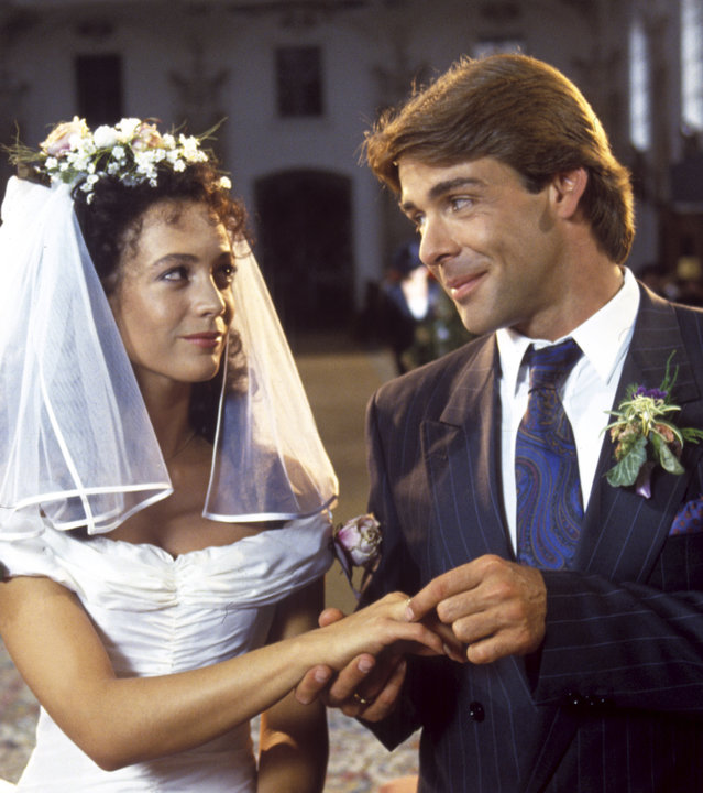 "Die Schwarzwaldklinik - Hochzeit mit Hindernissen": Udo (Sascha Hehn) steckt Elke (Barbara Wussow) den Ehering am Altar an den Finger.